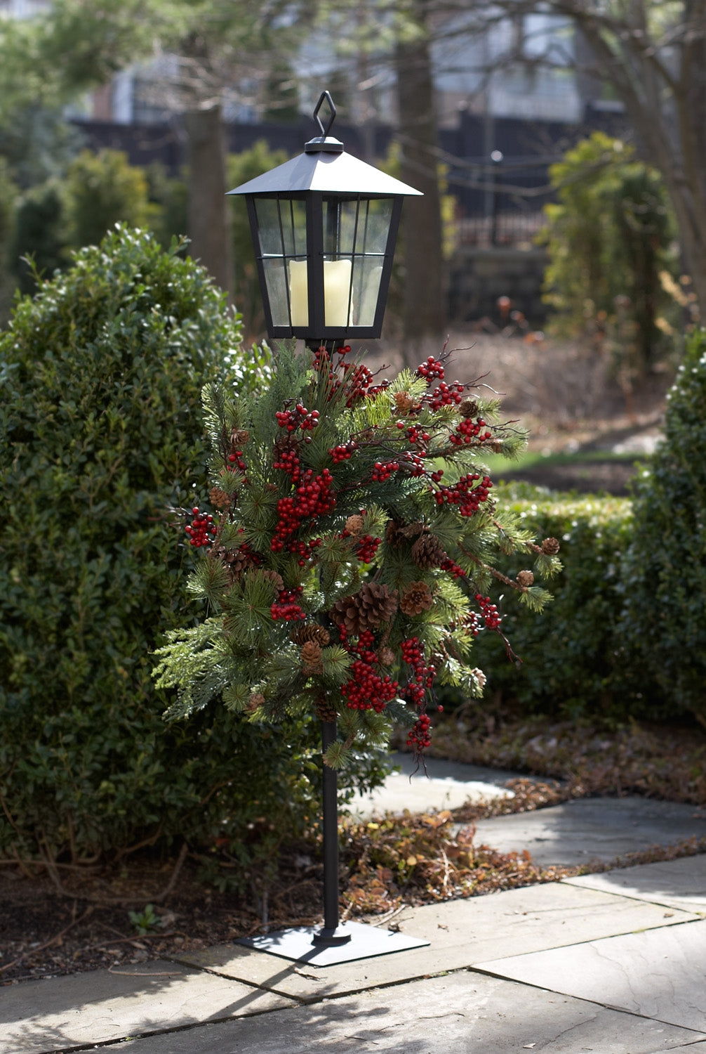 Black Metal Lantern with Wreath Holder – 43.5